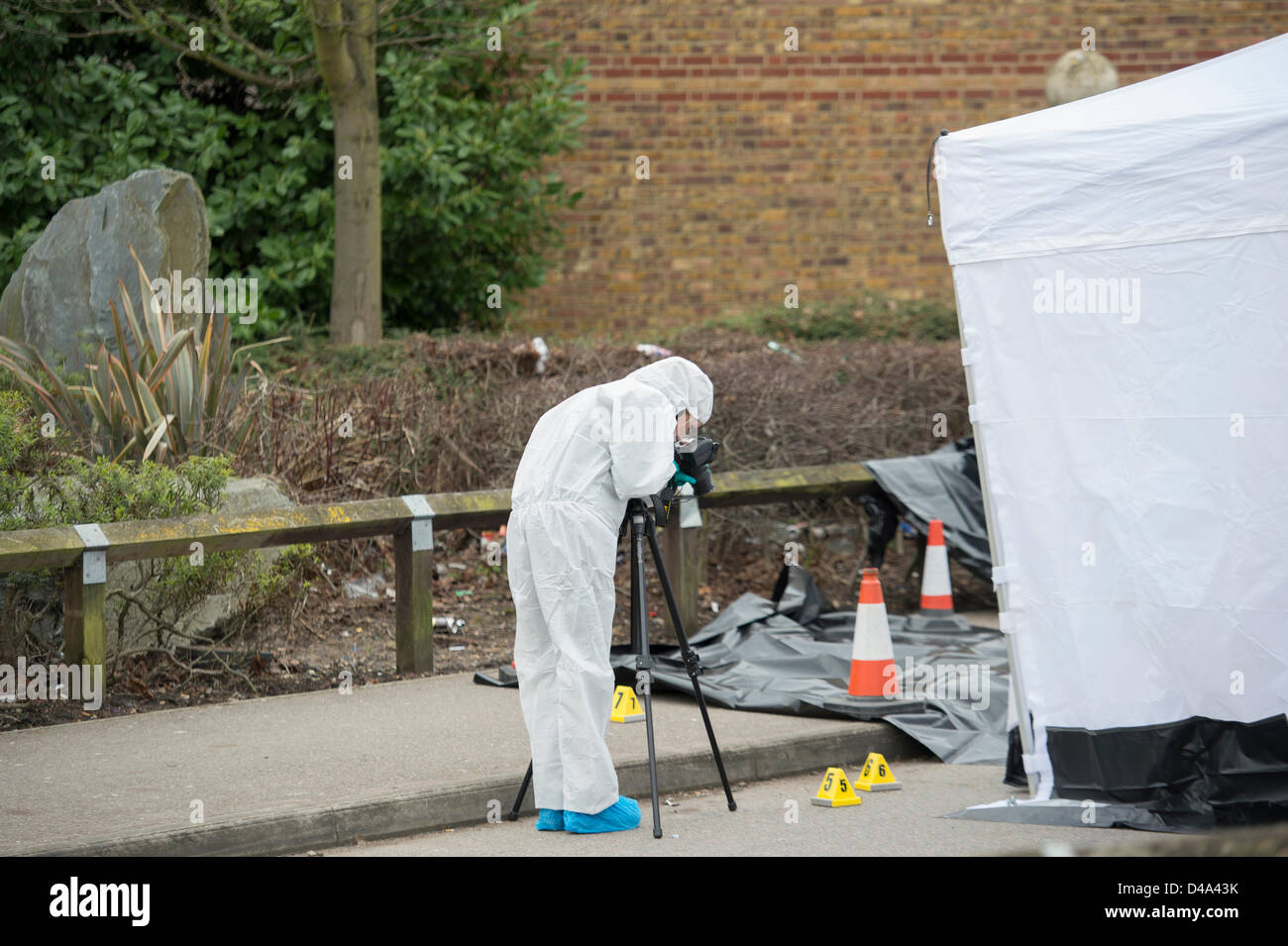 Grays, Essex. 10 mars, 2013. Appel à témoins de la police après l'homme de 35 ans a été agressé dans les premières heures de ce matin en Grays, Essex. Plus tard, il est décédé de ses blessures à l'hôpital de Queens à Romford. Des scènes d'agents de se rendre sur les lieux du crime pour recueillir des preuves médico-légales. Banque D'Images