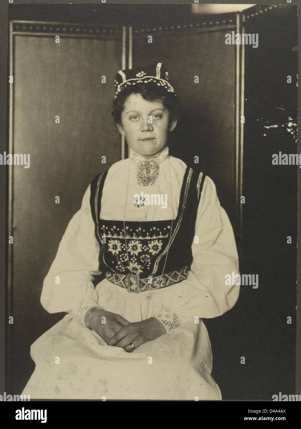 La photographie capture une norvégienne en costume ethnique traditionnel au poste d'immigration d'Ellis Island, mettant l'accent sur le processus d'immigration et l'identité culturelle au début du XXe siècle en Amérique. Banque D'Images La photographie capture une norvégienne en costume ethnique traditionnel au poste d'immigration d'Ellis Island, mettant l'accent sur le processus d'immigration et l'identité culturelle au début du XXe siècle en Amérique. Banque D'Images