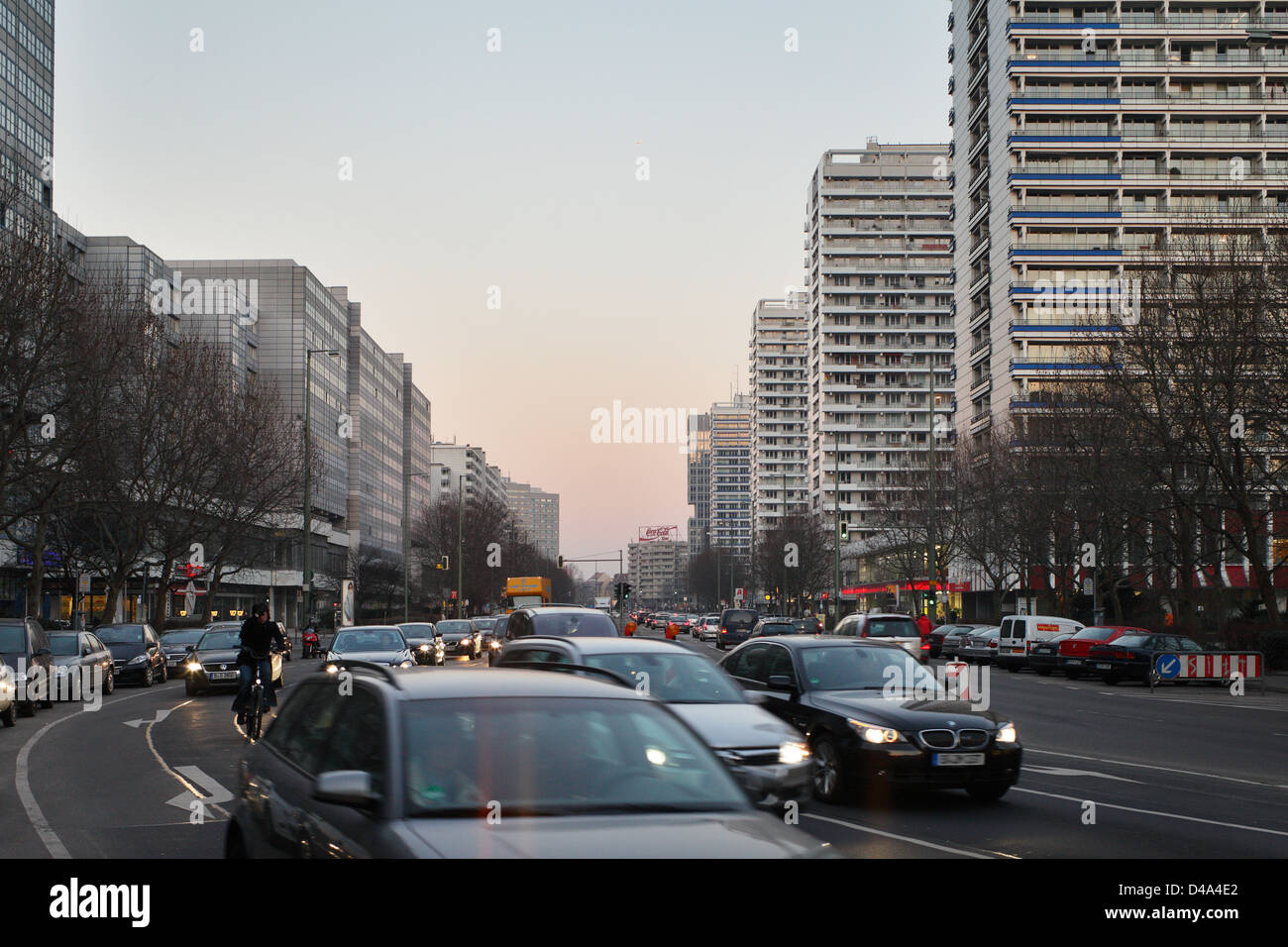 Berlin, Allemagne, Leipziger Strasse à Berlin-Mitte dans la lumière du soir Banque D'Images