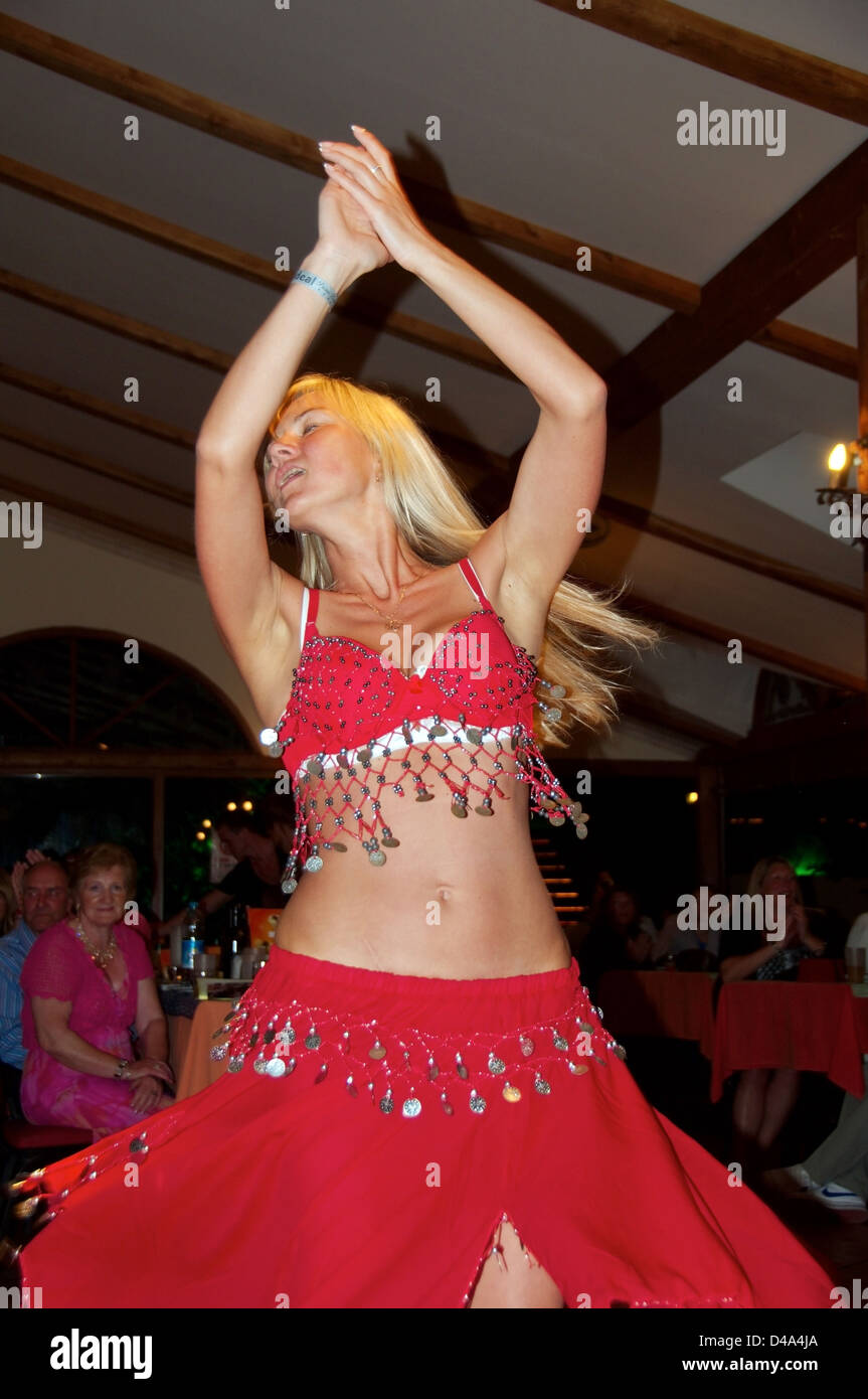 Une danseuse du ventre à Marmaris, Muğla Province, la Turquie, l'Asie occidentale Banque D'Images