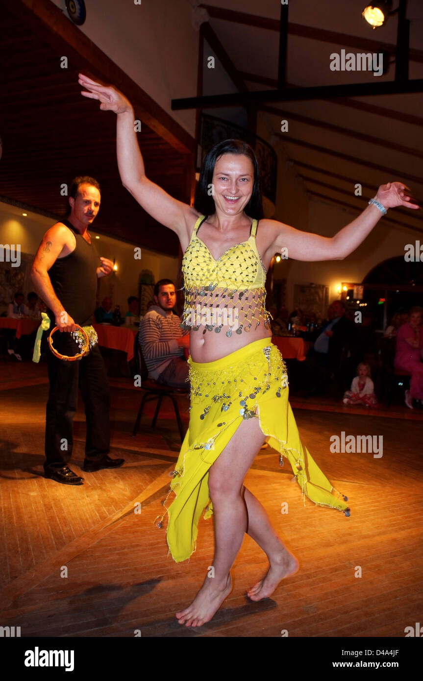 Une danseuse du ventre à Marmaris, Muğla Province, la Turquie, l'Asie occidentale Banque D'Images