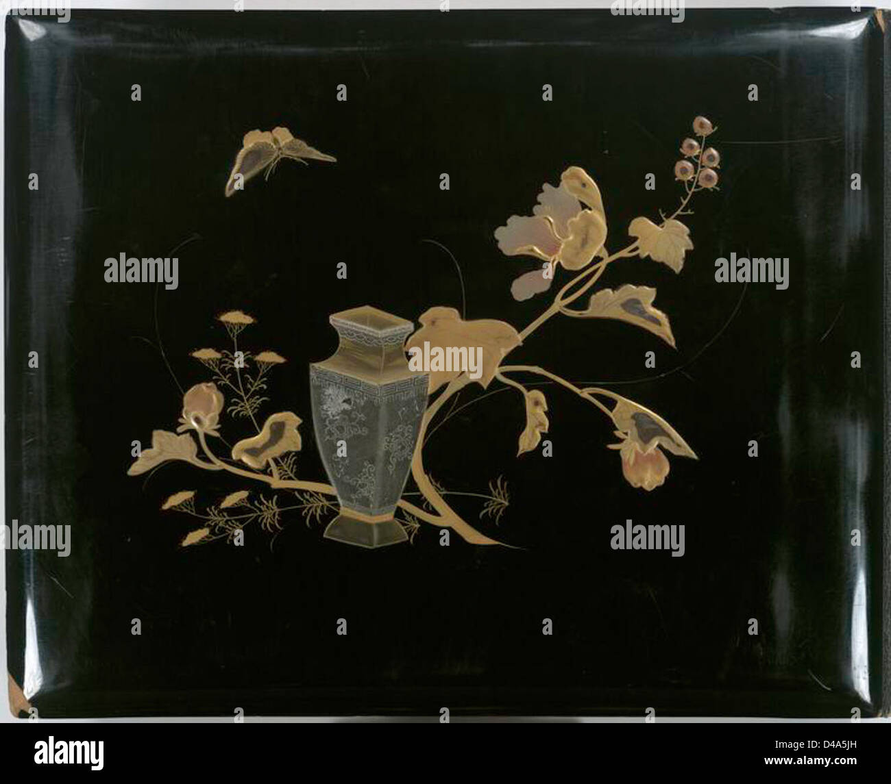 Une image complexe de couverture arrière du Japon, avec une représentation détaillée d'un vase à fleurs et d'un papillon. Cet article fait partie d'une collection présentant l'art et le design japonais traditionnels. Banque D'Images