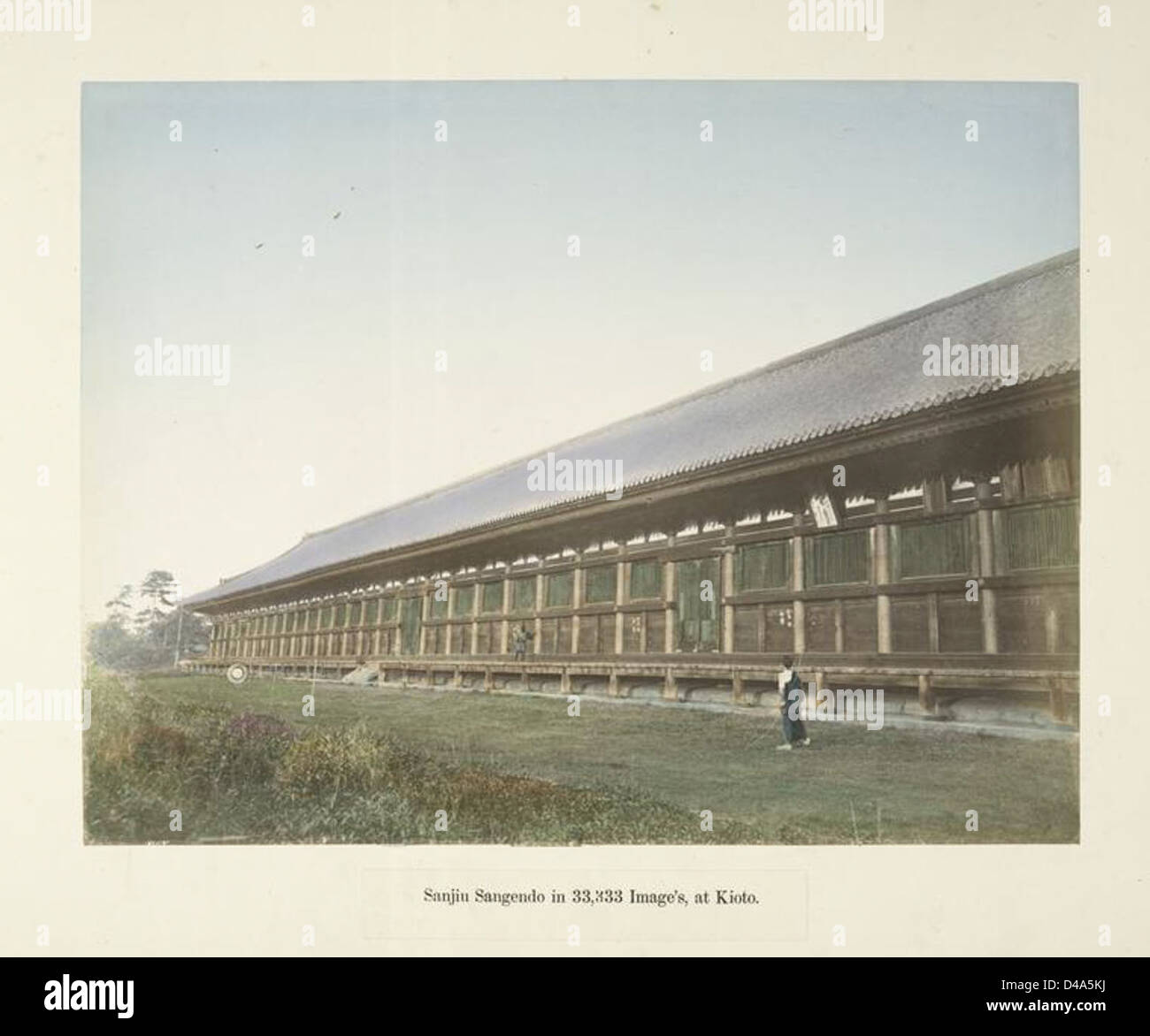 Cette photographie montre Sanjūsangen-dō, un temple bouddhiste de Kyoto, au Japon, connu pour ses 33 333 images de Kannon. Le temple représente un site historique et religieux important dans le patrimoine de Kyoto. Banque D'Images