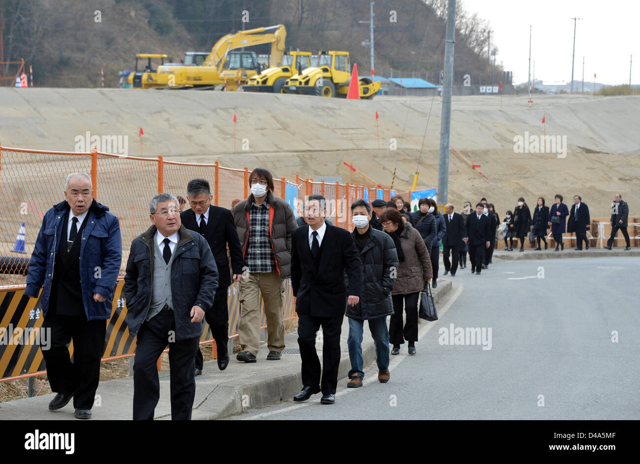 Rikuzentakata, au Japon. 10 mars, 2013. Les survivants de la catastrophe du 11 mars 2011 sont en route pour un service commémoratif dans le nord-est de cette ville de Rikuzentakata seacoast japonais le dimanche 10 mars 2013, la veille du deuxième anniversaire de la pire catastrophe. Le tremblement de terre de magnitude 9,0 et le tsunami qui a suivi a détruit une grande partie de cette petite ville maritime et a tué plus de 1 000 de ses habitants. (Photo de Natsuki Sakai/AFLO/Alamy Live News) Banque D'Images