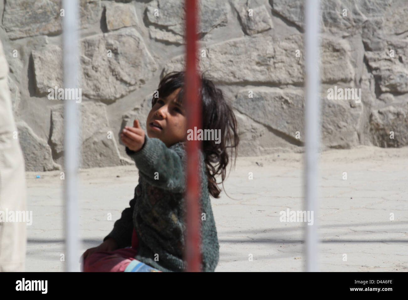 Une petite fille nous amène dans les rues d'Afghanistan Banque D'Images