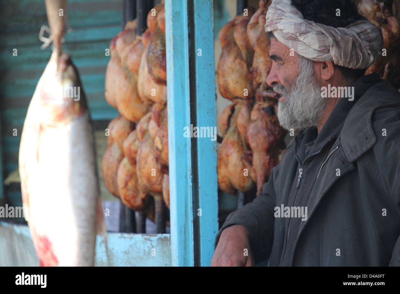 Un homme afghan fixe sur la rue. Banque D'Images
