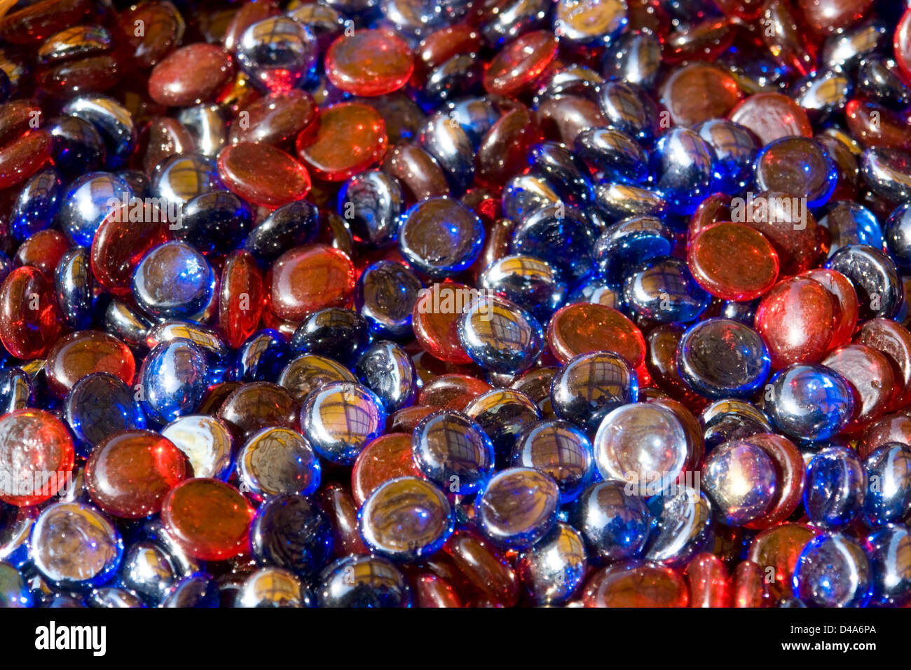 Résumé fond plein cadre avec beaucoup de perles de verre translucide coloré Banque D'Images