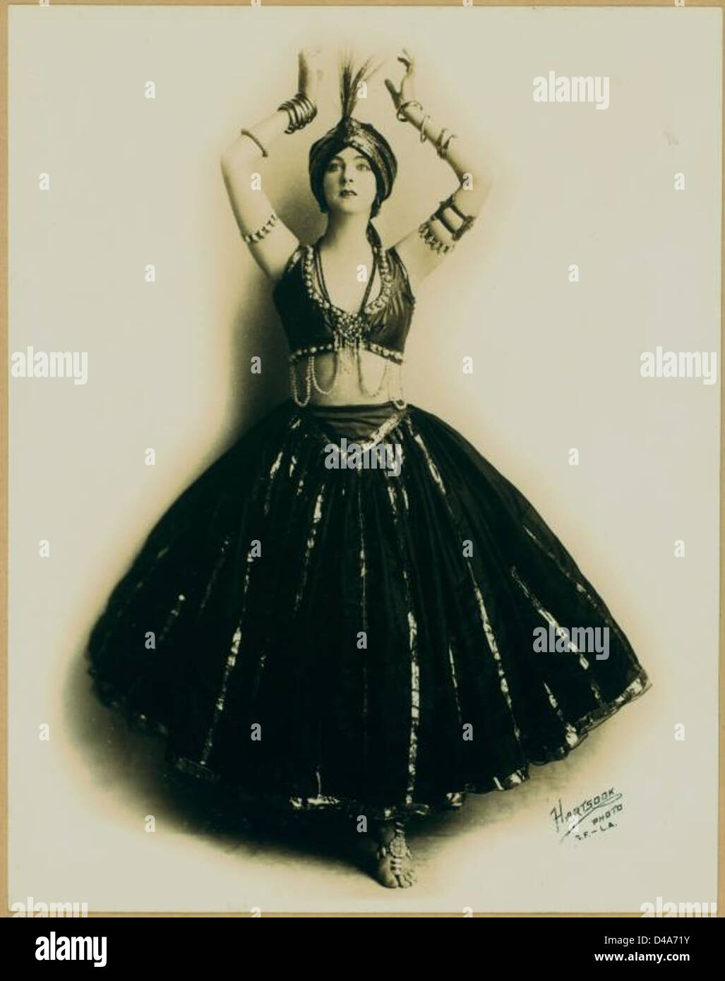 Ruth, Denis interprète *Black and Gold Nautch*, une œuvre chorégraphique de 1916, incarnant des éléments de danse moderne et mettant en valeur son style unique au début du XXe siècle. Banque D'Images