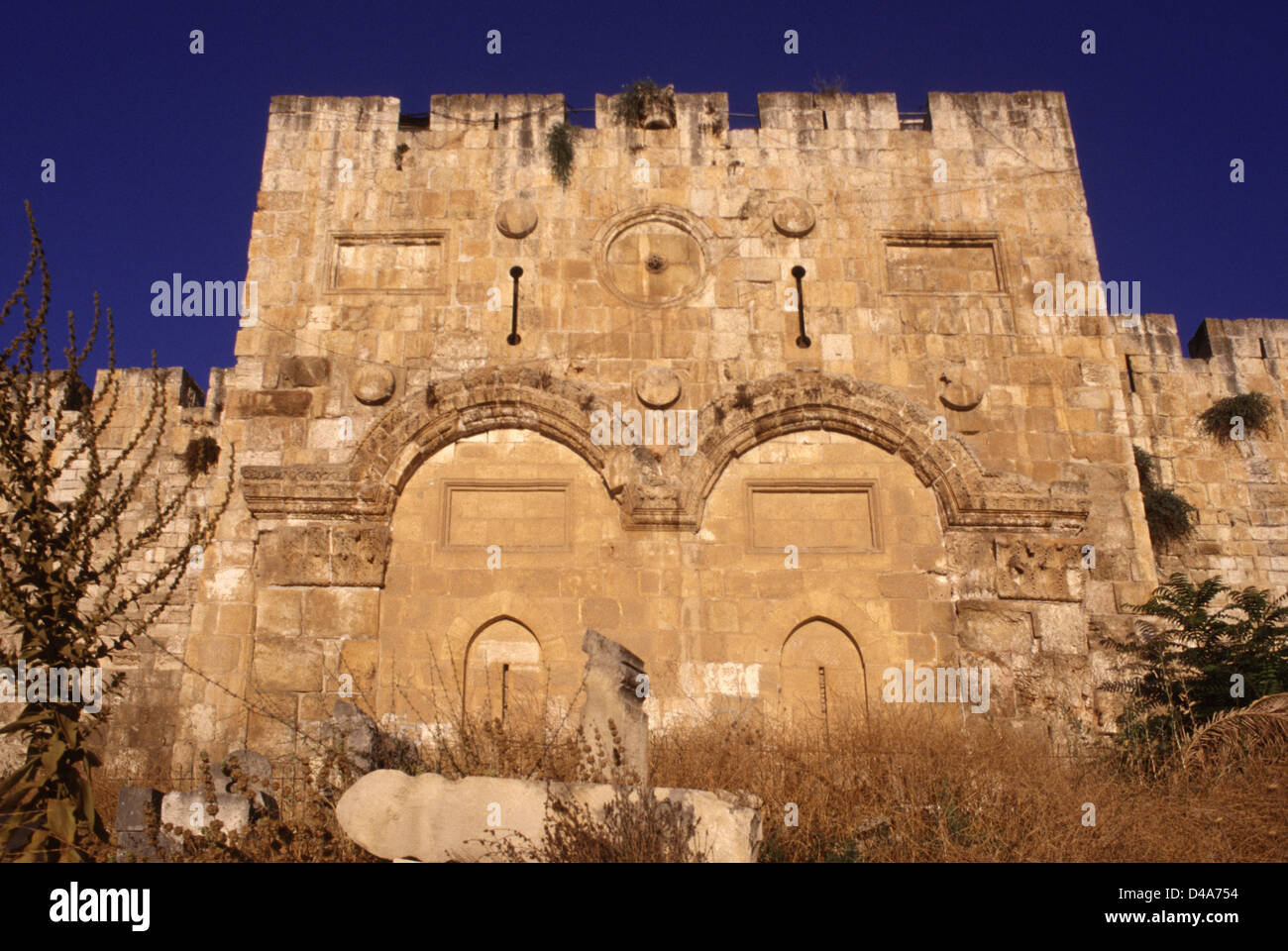 Vue sur la porte d'or voûtée scellée également porte de Mercy ou Bab  al-Dhahabi en arabe sur les murs est du mont du Temple dans la vieille  ville est Jérusalem Israël. Chacune
