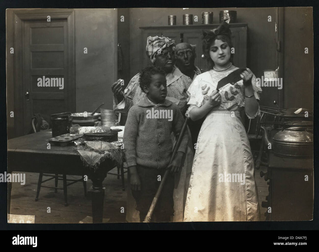 Le film muet « Dr Polly » de 1913 présentant des stéréotypes ethniques, un exemple notable de la représentation des groupes marginalisés par le cinéma au début. Banque D'Images