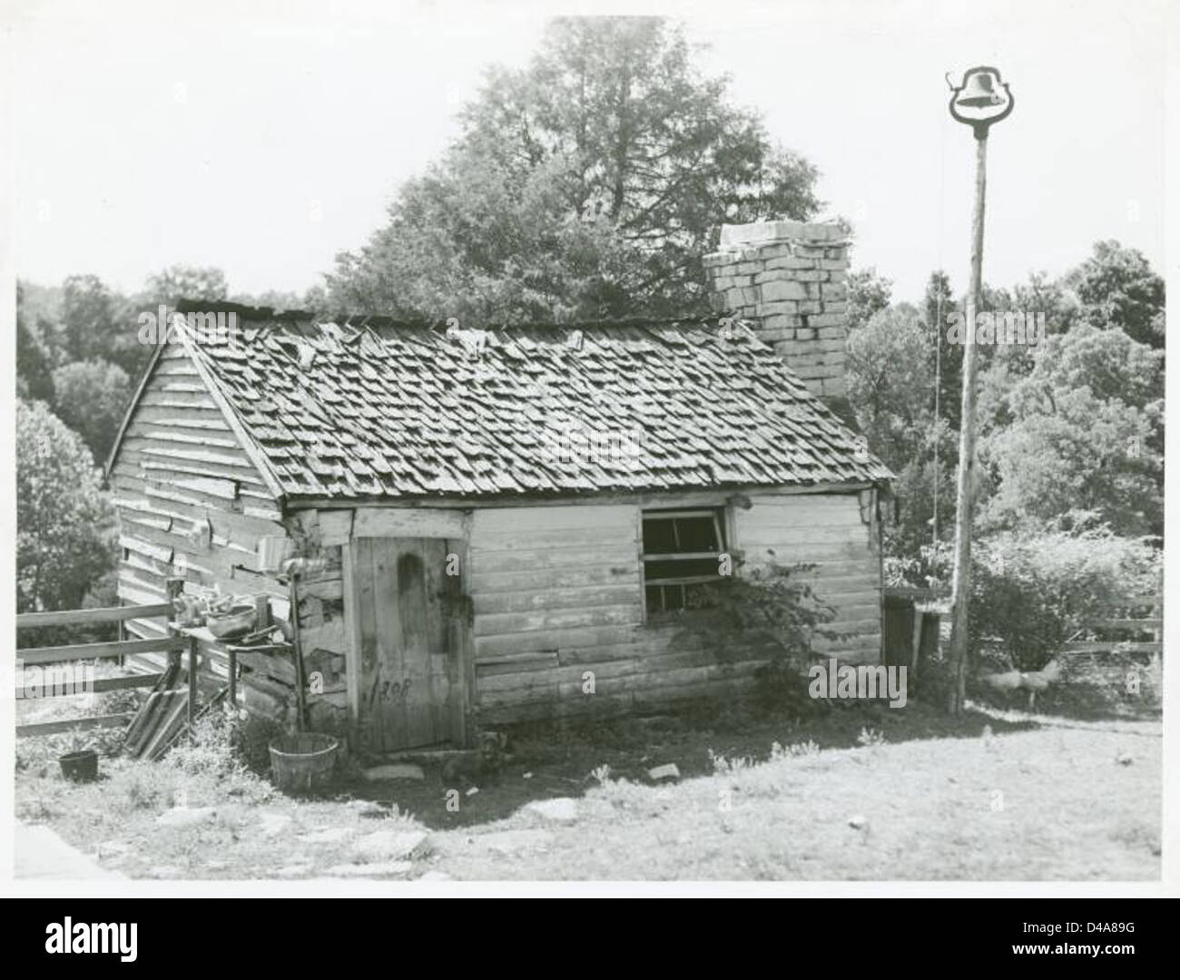 Une photographie de 1940 montrant d'anciens quartiers d'esclaves, aujourd'hui réaménagés comme une laiterie, dans une ferme près de Bardstown, dans le Kentucky. L'image donne un aperçu de l'adaptation des bâtiments historiques dans le Sud rural. Banque D'Images
