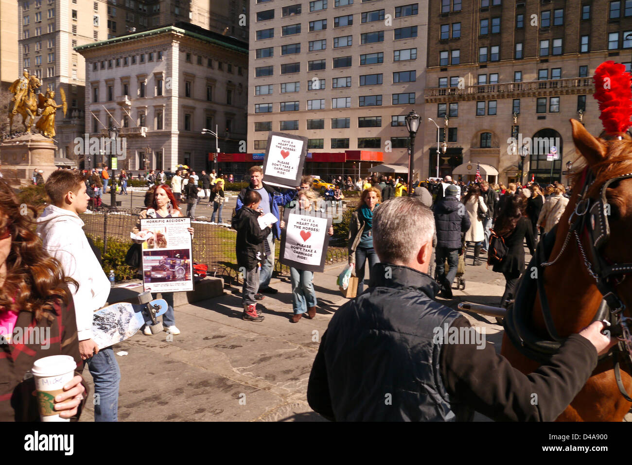 New York City, USA. 9 mars, 2013. Les manifestants à lancer un appel à l'interdiction du Parc Central calèches 9 mars 2013 à New York. (Photo de Donald Bowers/Alamy Live News) Banque D'Images