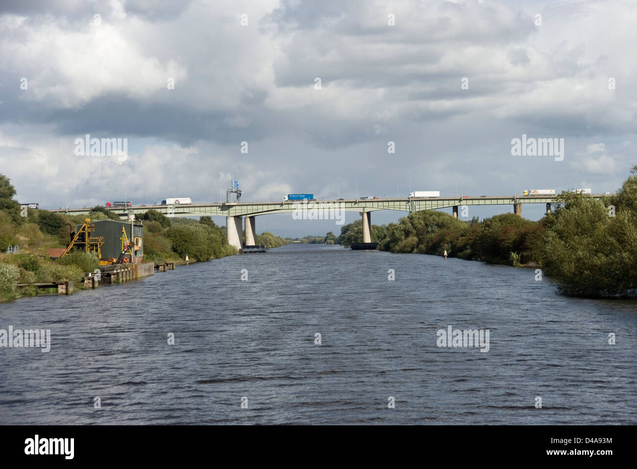 La M62 sur le pont Viaduc Thelwall Manchester Ship Canal de la Mersey Ferry Banque D'Images