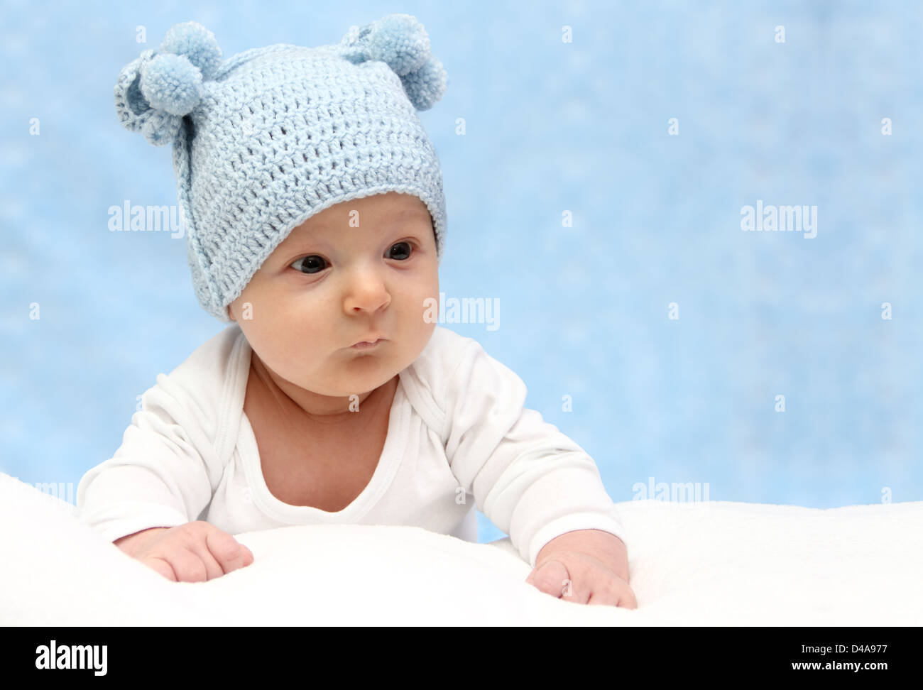 Beau Bébé tricoté bleu hat Banque D'Images