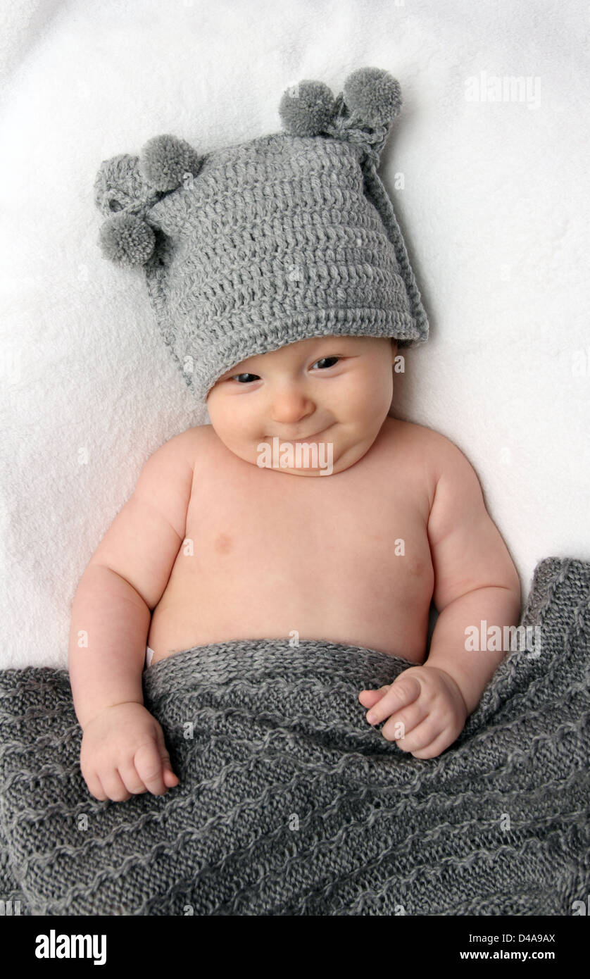 Beau Bébé tricoté gris hat Banque D'Images