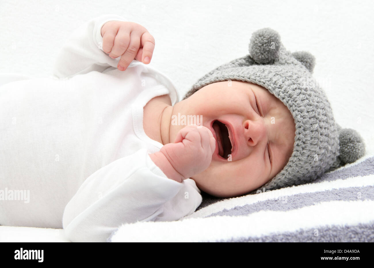 Little baby crying on bed Banque D'Images