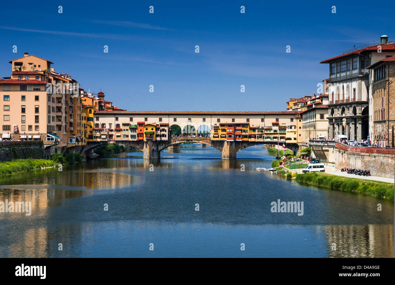 Le Ponte Vecchio, pont médiéval sur la rivière Arno ayant construit le long des boutiques, Florence, Toscane. Banque D'Images