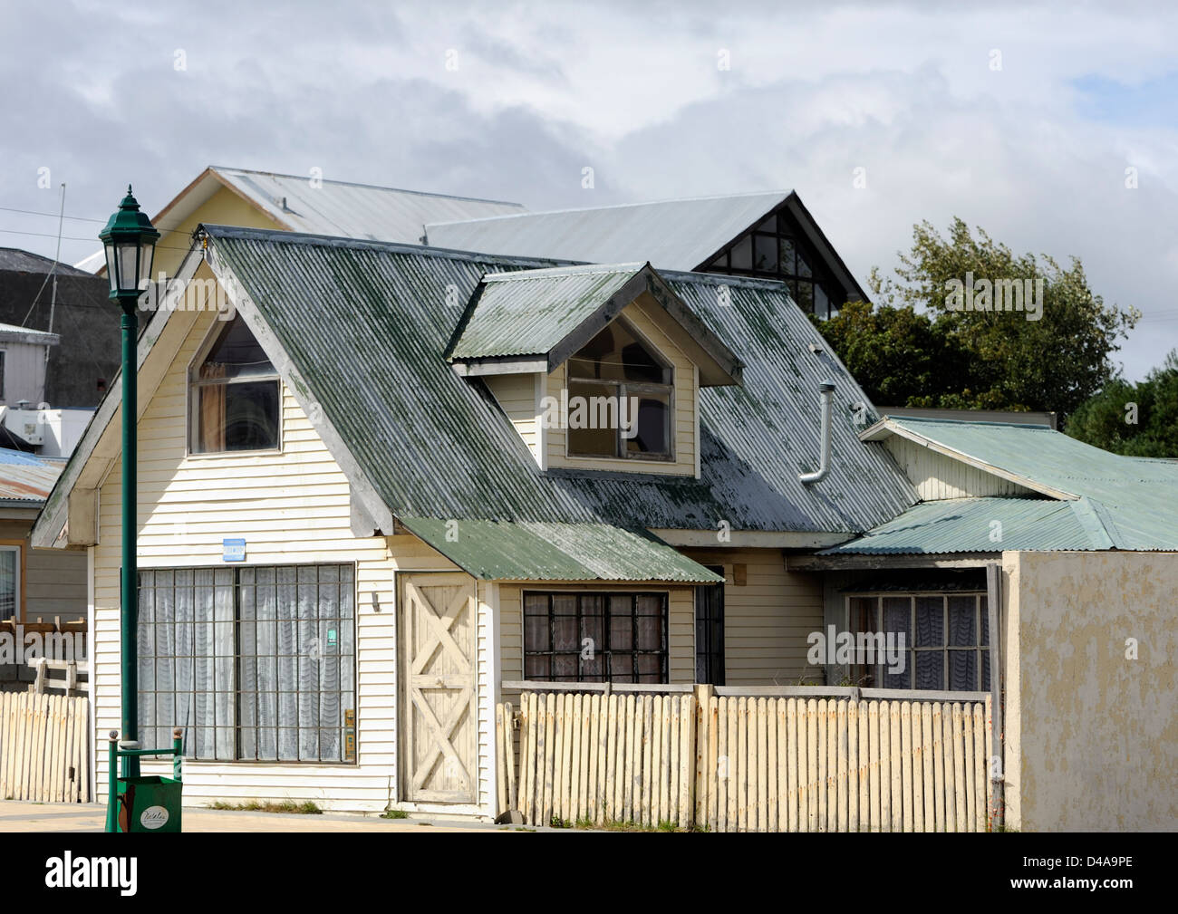 Peint de couleurs vives, la tôle ondulée couverte de maisons dans une rue à Puerto Natales.Puerto Natales, République du Chili. Banque D'Images