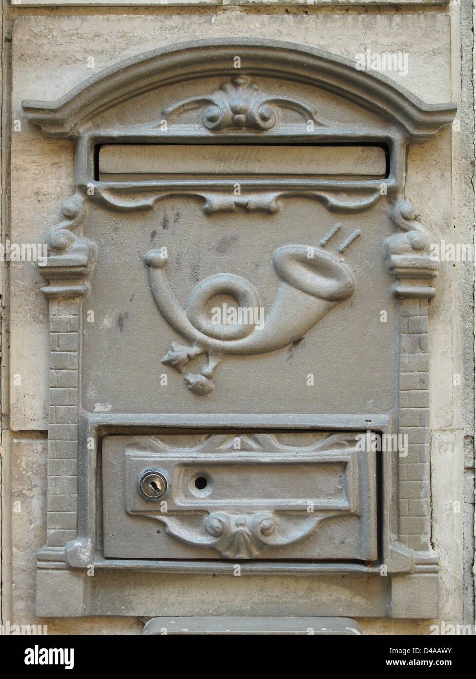 Ancienne boîte aux lettres gris dans un mur Banque D'Images