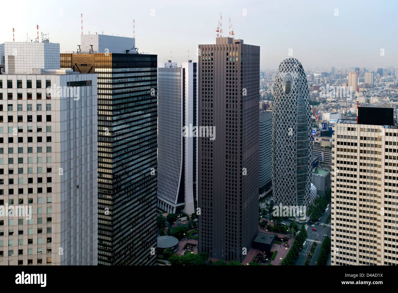 Vue aérienne du centre-ville de Tokyo city skyline gratte-ciel montrant des tours d'immeubles de bureaux d'entreprise à Nishi Shinjuku, Tokyo. Banque D'Images