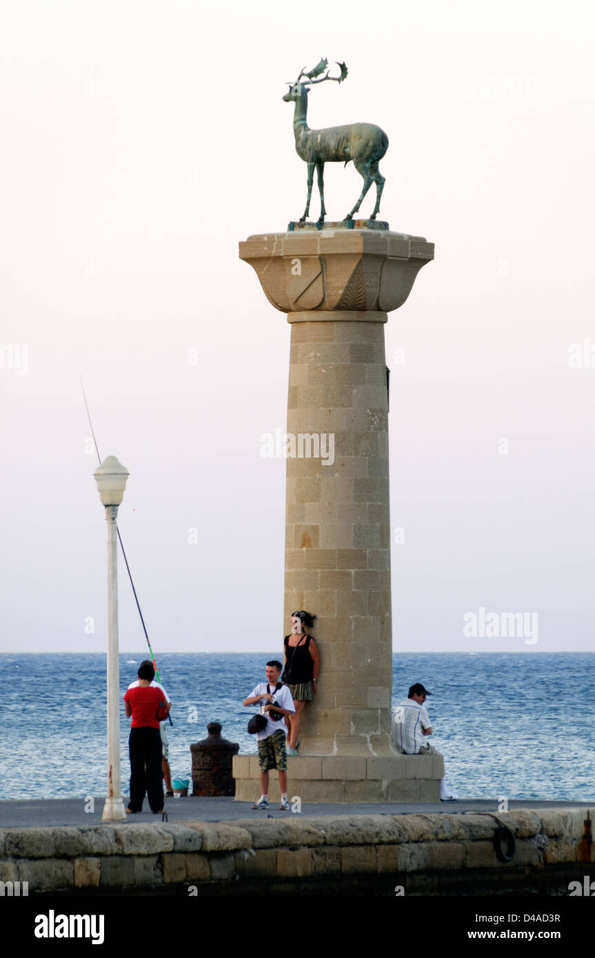 Rhodes. La Grèce. Une colonne avec une statue de cerf sur haut, où un ...