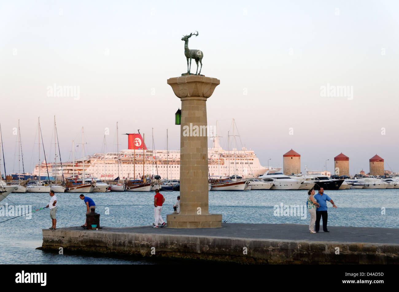 Rhodes. La Grèce. Une colonne avec une statue de cerf sur haut, où un ...