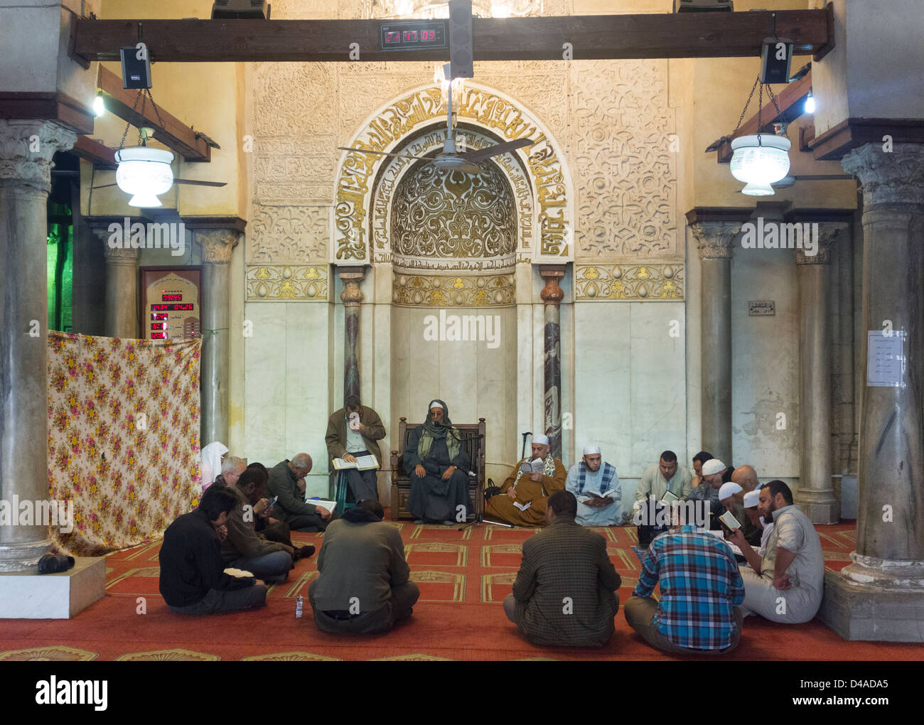 Coran adultes classe, mosquée al-Azhar, Le Caire, Egypte Banque D'Images