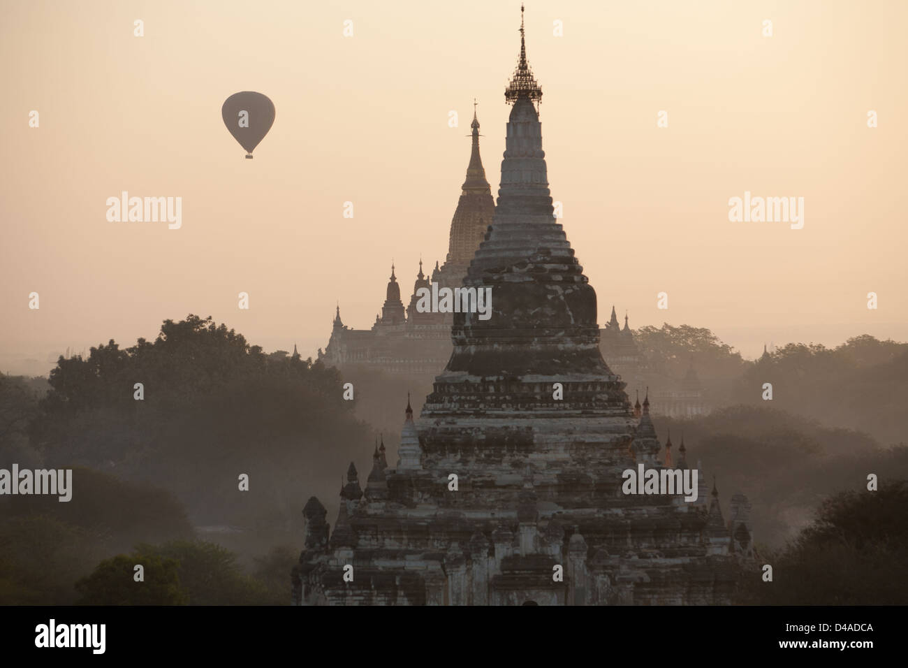 La montgolfière au lever du soleil, tôt le matin sur le site archéologique de Bagan Birmanie Banque D'Images