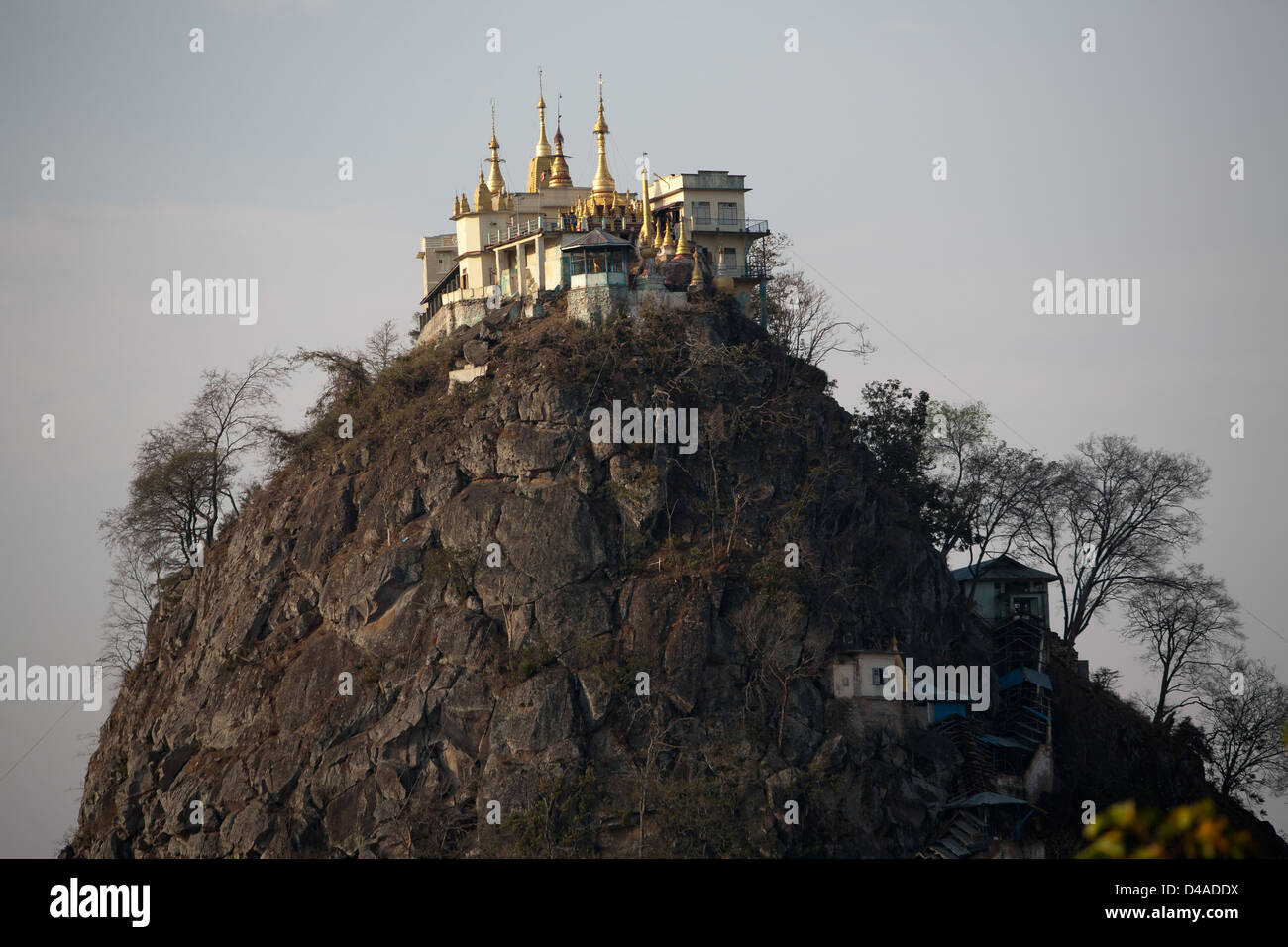 Mt Popa un ancien monastère bouddhiste qui se trouve au sommet d'une montagne volcanique, avec 777 marches qui se trouve 4980m de haut. Banque D'Images