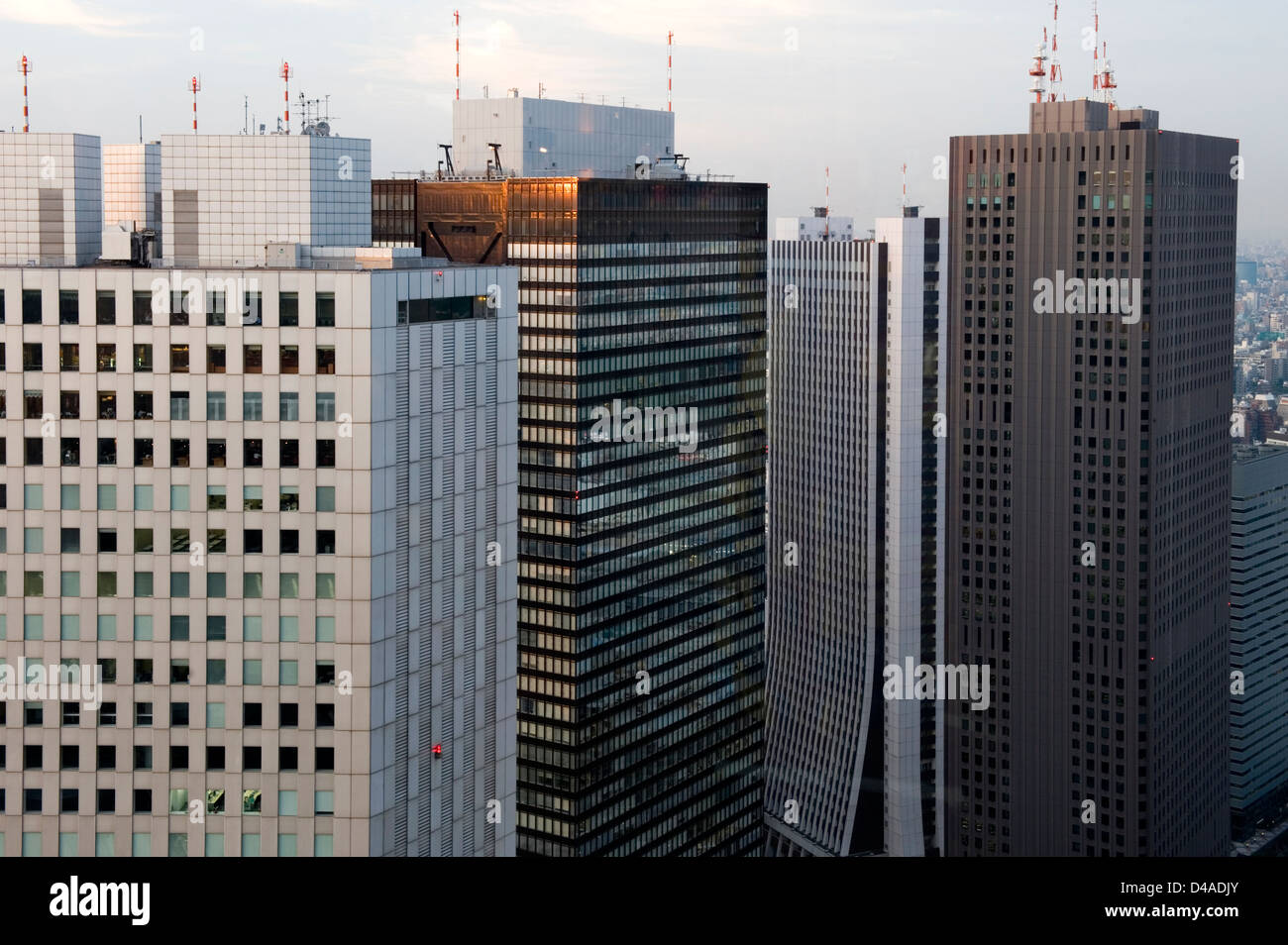 Vue aérienne de la ville de Tokyo skyline gratte-ciel y compris des tours d'immeubles de bureaux d'entreprise à Nishi Shinjuku (Shinjuku Ouest). Banque D'Images