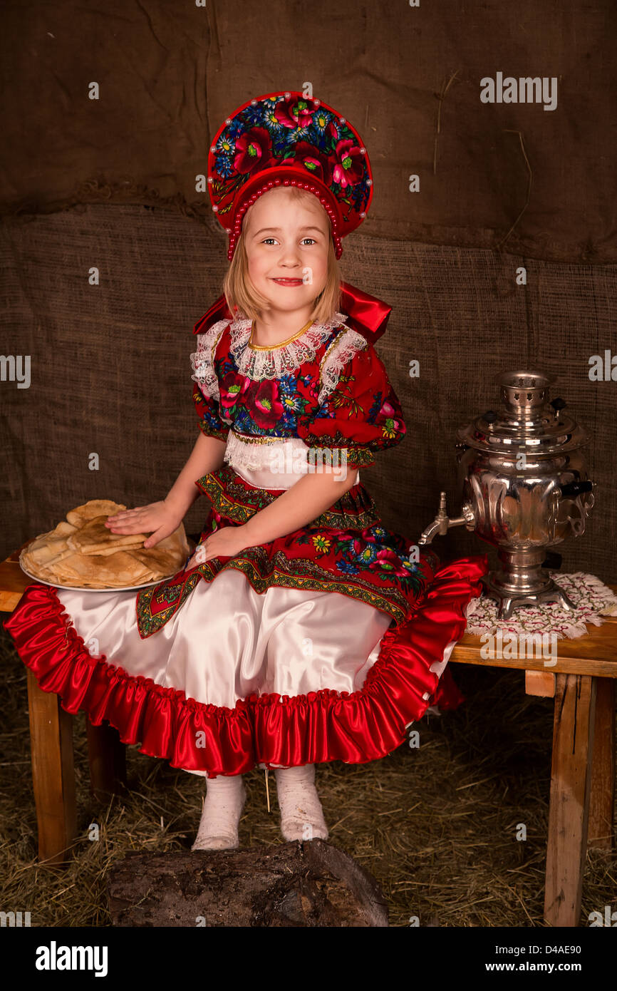 Belle jeune fille russe avec plein plat de crêpes prêt à manger des crêpes Banque D'Images