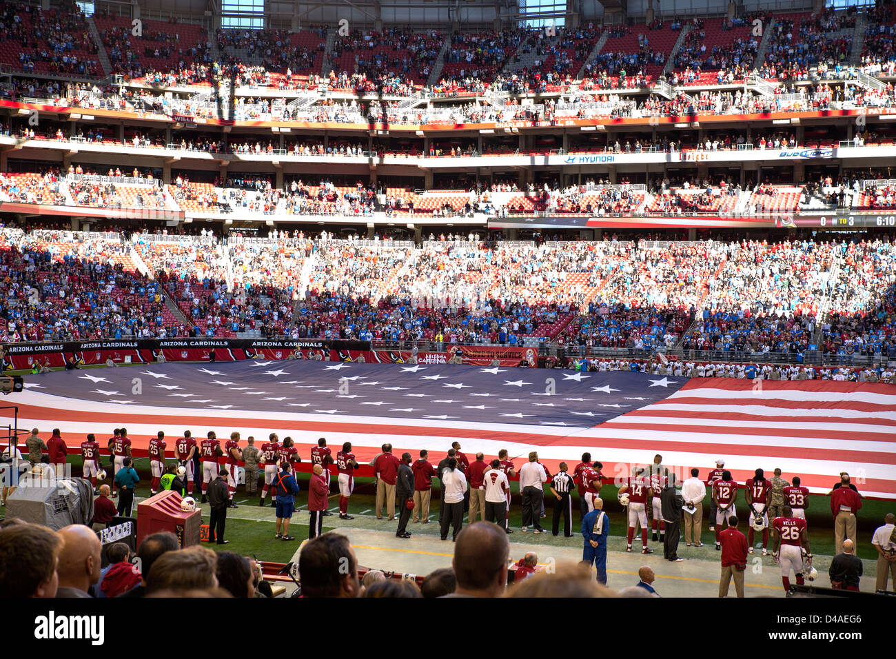 Le drapeau américain à l'Université de Phoenix Stadium lors d'un match de football cardinaux. Banque D'Images