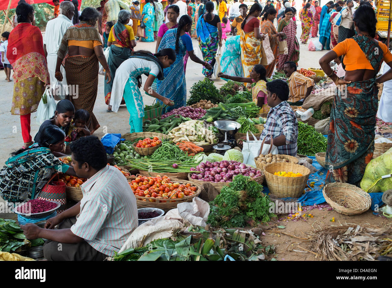 Rue de légumes du marché indien à Puttaparthi, Andhra Pradesh, Inde