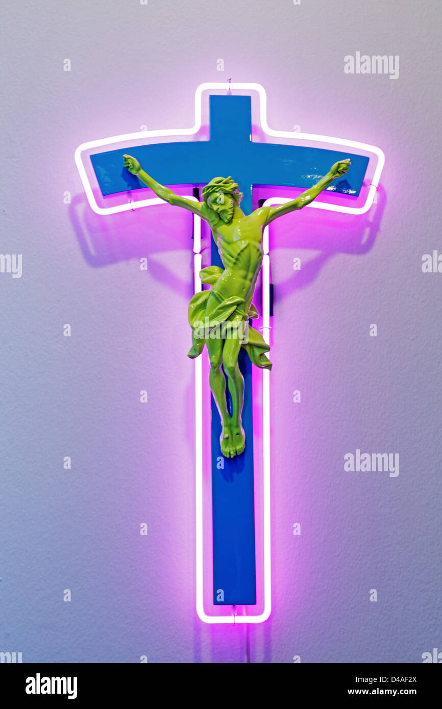 Crucifix de Stefan Strumbel, ART Karlsruhe, Bade-Wurtemberg, Allemagne Banque D'Images