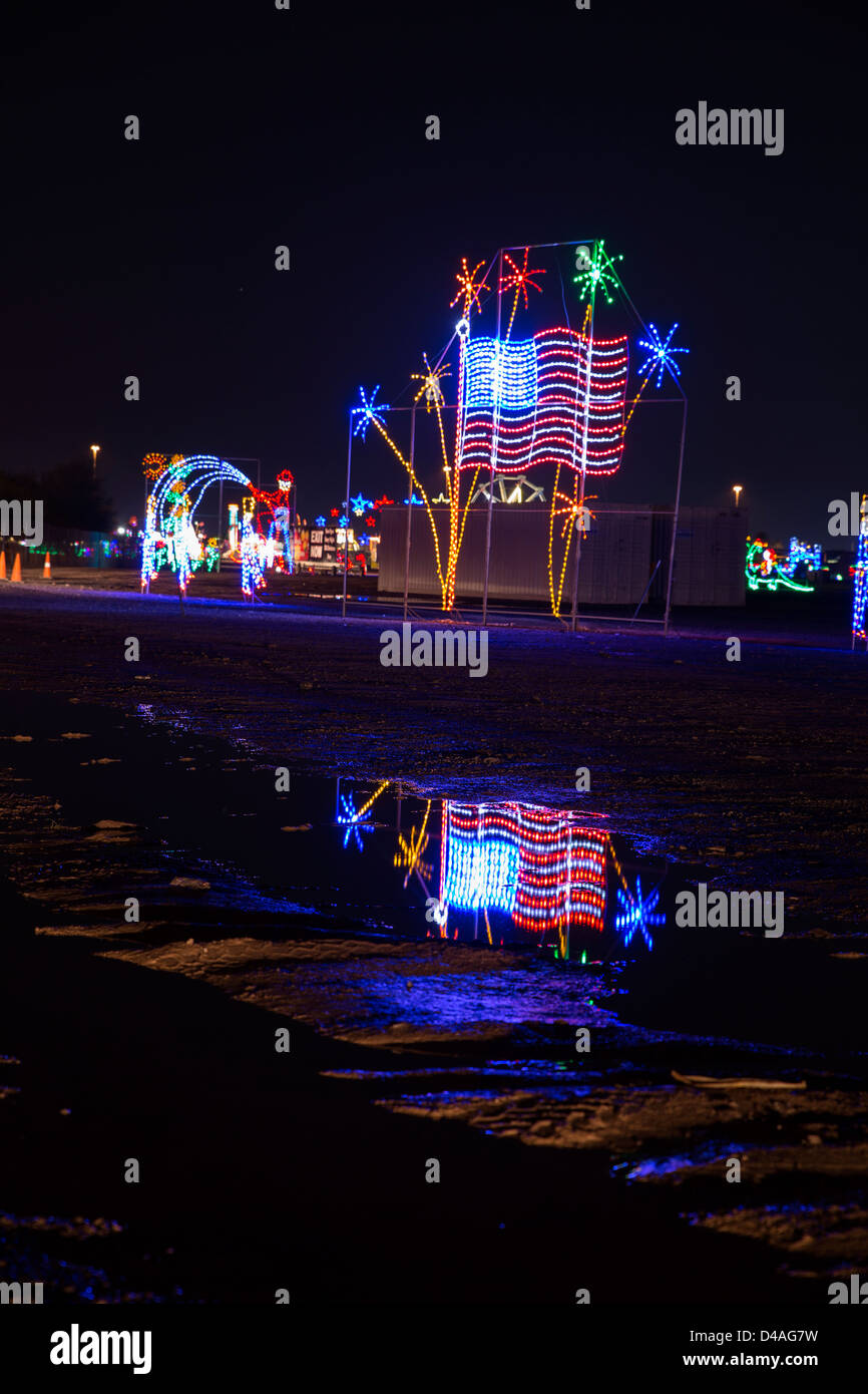 Reflet du drapeau américain dans l'eau, à l'Arizona de décoration de Noël Celebration of Lights 