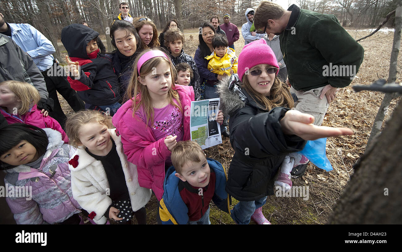 10 mars 2013 - Dexter, Michigan, États-Unis - Aiden Gray,9, de Grosse Île, tend la main pour obtenir un goût de l'eau d'érable durant une visite guidée de l'érablière à Huron Meadows Metropark dans Dexter, MI le 10 mars 2013. (Crédit Image : © Mark Bialek/ZUMAPRESS.com) Banque D'Images