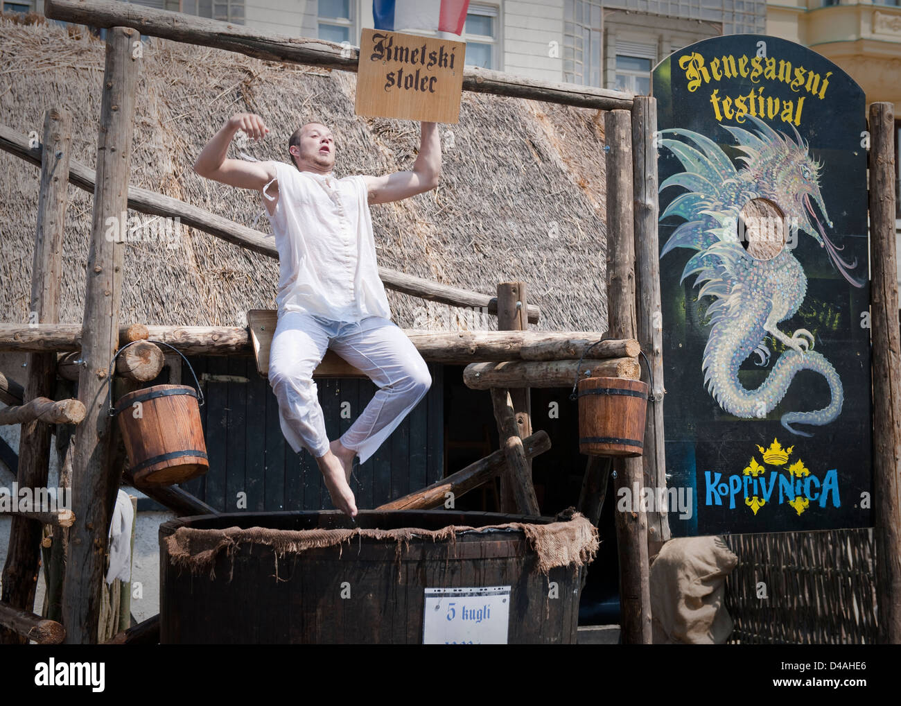 L'homme de tomber dans l'eau, cité médiévale folk festival, Zagreb, Croatie Banque D'Images L'homme de tomber dans l'eau, cité médiévale folk festival, Zagreb, Croatie Banque D'Images
