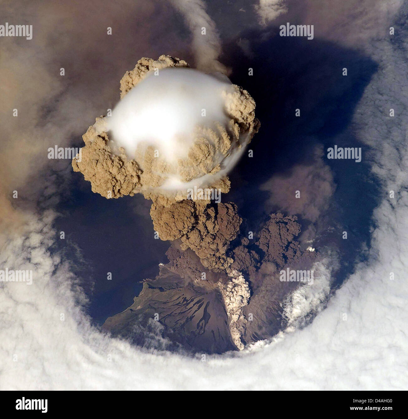 Éruption du volcan, éruption volcanique, le volcan Sarytchev, situé dans les îles Kouriles, dégénérer, vu de l'espace. Banque D'Images