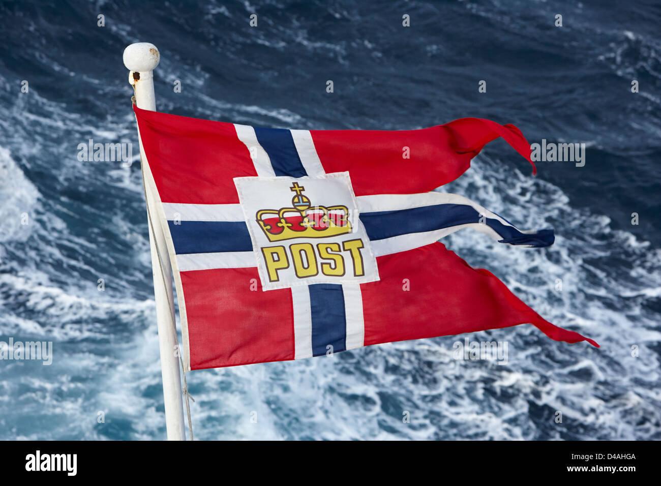 Les norvégien drapeau sur un navire chargé d'Europe Norvège mail Banque D'Images