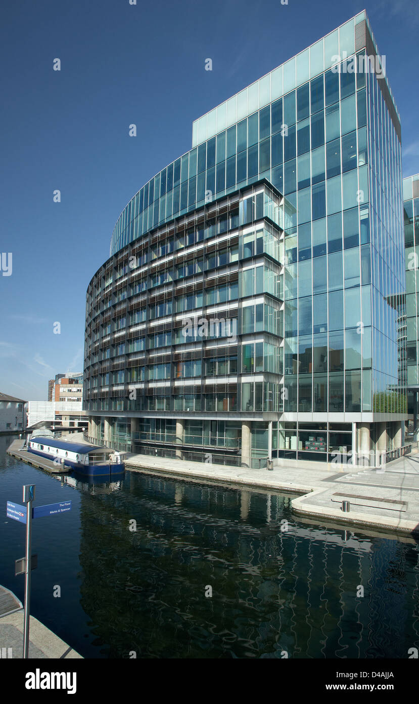 Londres, Royaume-Uni, nouveau bâtiment de bureaux sur un côté du Regents Canal Banque D'Images