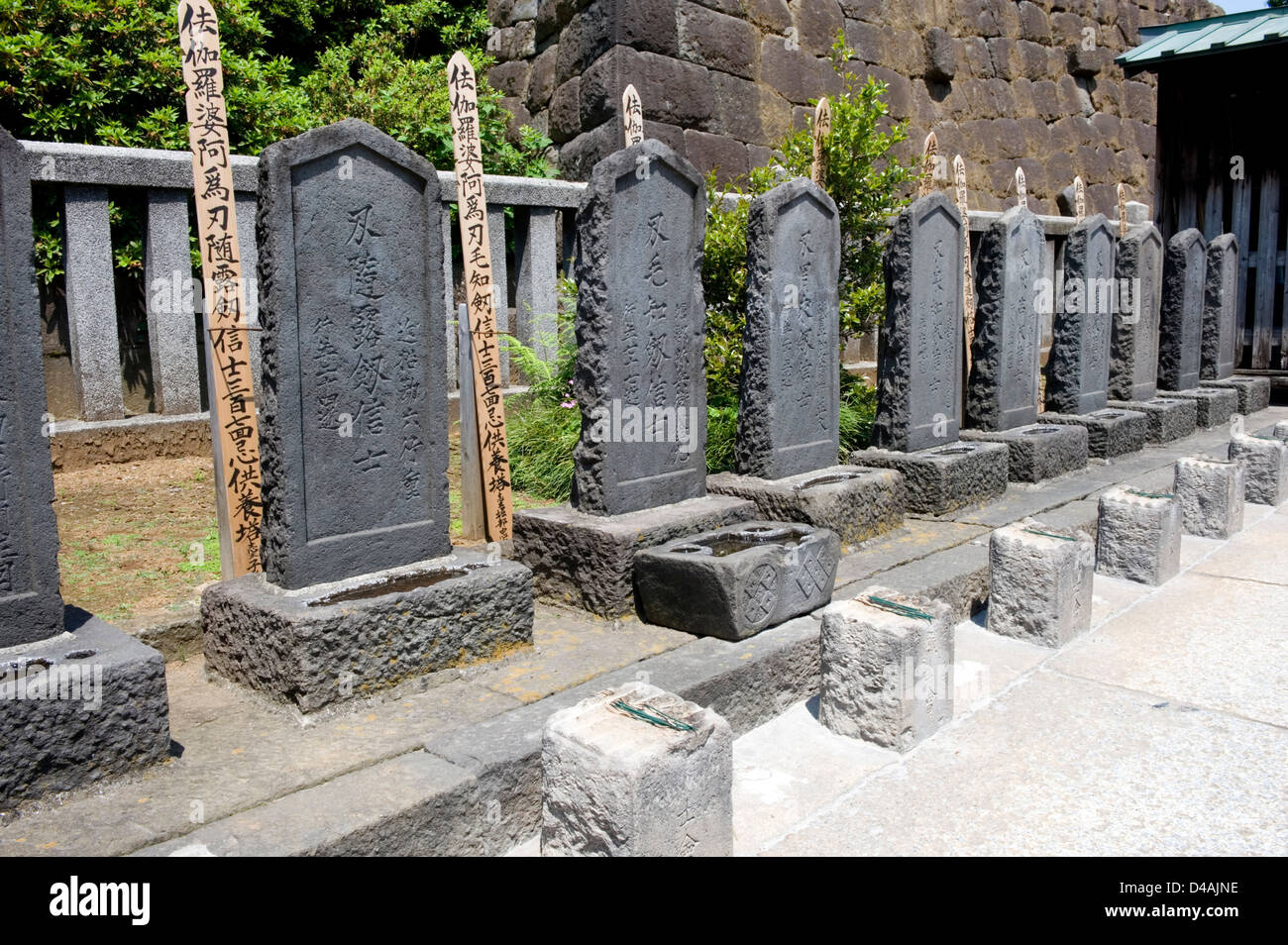 Marqueurs de cimetière à tombes de célèbre 47 Ronin samurai au Temple Sengakuji à Shinagawa, Tokyo, Japon Banque D'Images