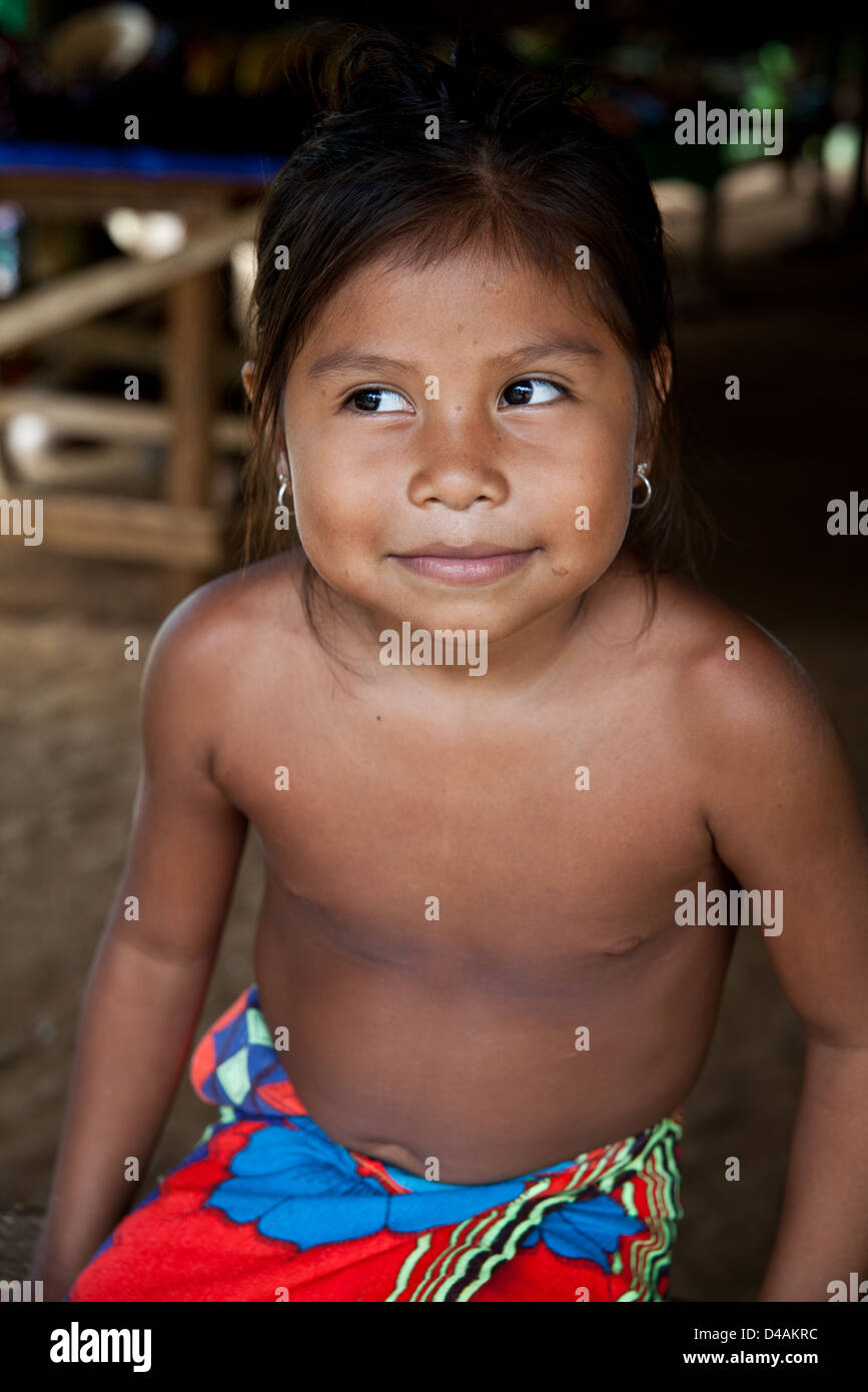 Fille indienne Embera Puru Embera au village, province de Rio Pequeni, Panama, République de Panama. Banque D'Images