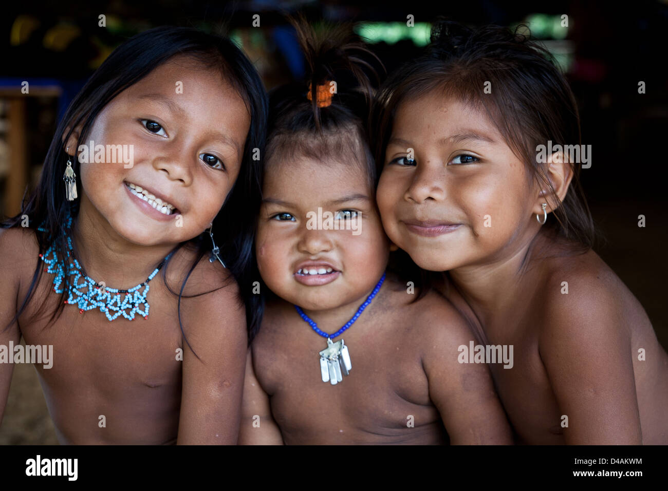 Les enfants indiens Embera dans les Embera Puru village à côté de Rio Pequeni, République du Panama. Banque D'Images