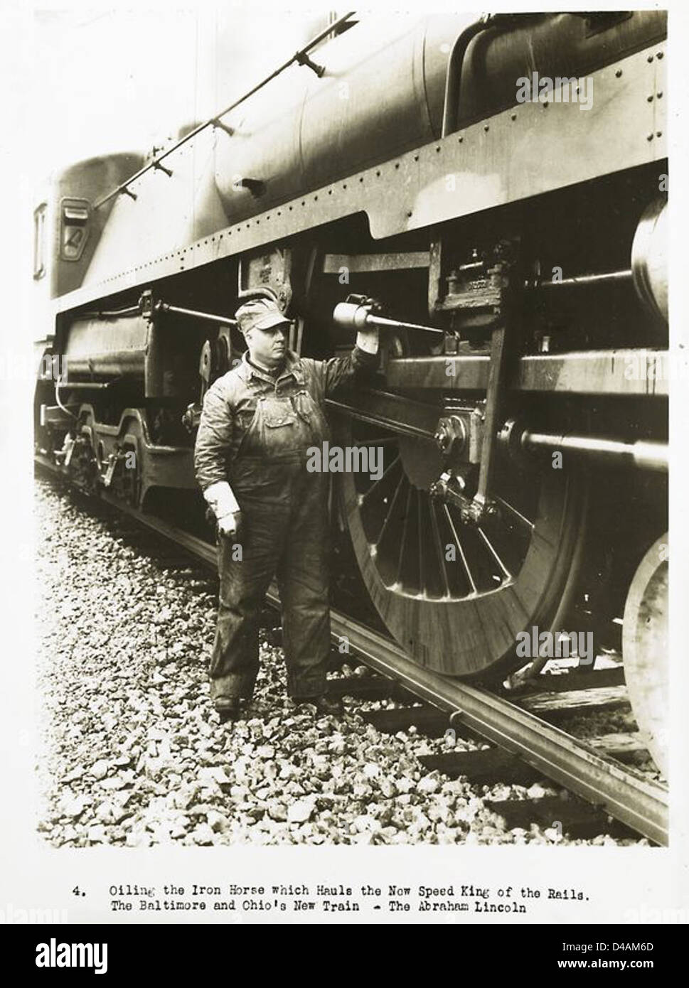 Un homme est vu huilant un gros camion, appelé Iron Horse, qui est impliqué dans le transport du « Speed King » de la gamme de véhicules. Ce véhicule, qui fait partie de la gamme de General Motors Corporation, illustre l'accent mis par l'entreprise sur la performance et la durabilité. Banque D'Images