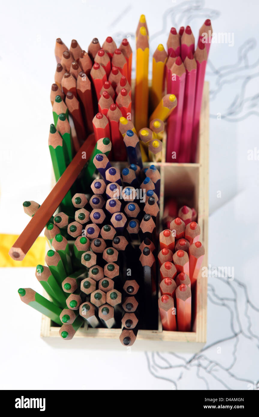 Hanovre, Allemagne, crayons de couleur dans une boîte en bois Banque D'Images