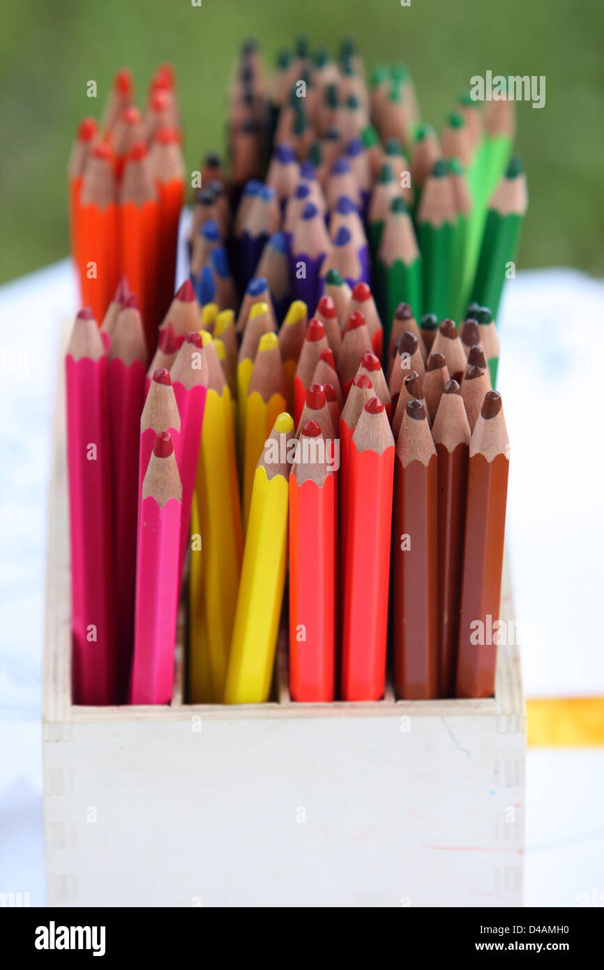 Hanovre, Allemagne, crayons de couleur dans une boîte en bois Banque D'Images