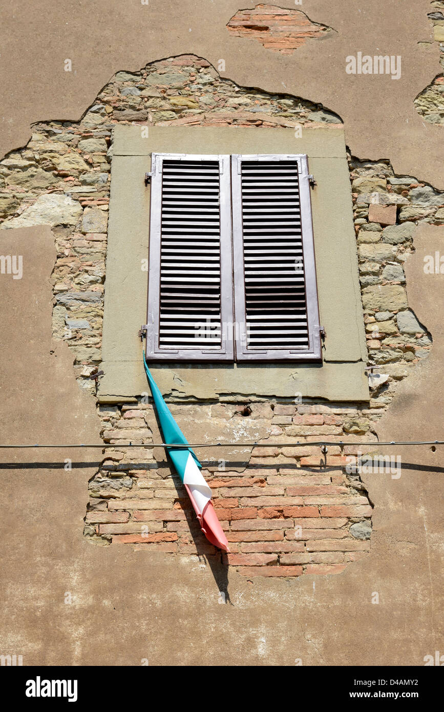 Drapeau Italien suspendu à une fenêtre en Toscane, Italie Banque D'Images