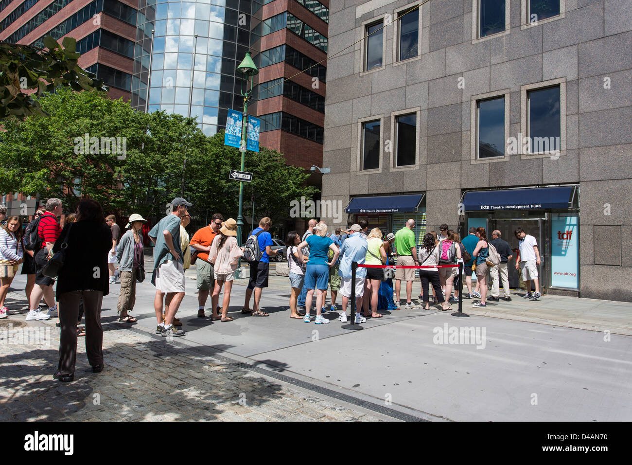 Les gens en file pour obtenir des billets pour broadway Banque D'Images