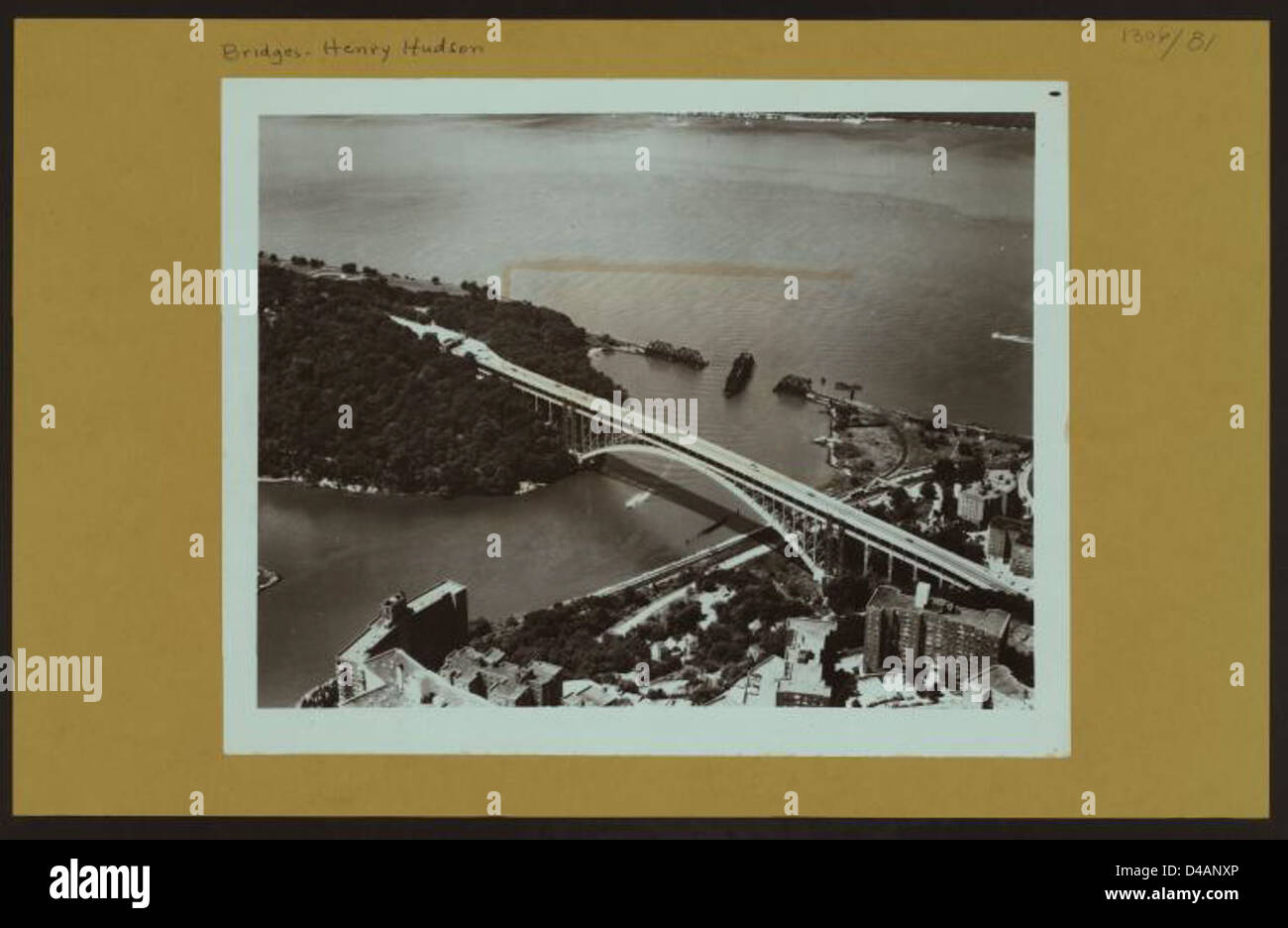 Une photographie de 1971 du pont Henry Hudson, enjambant la rivière Harlem à New York, montrant les environs, y compris les maisons d'appartements et Inwood Hill Park, avec une vue sur les bateaux sur la rivière. Banque D'Images