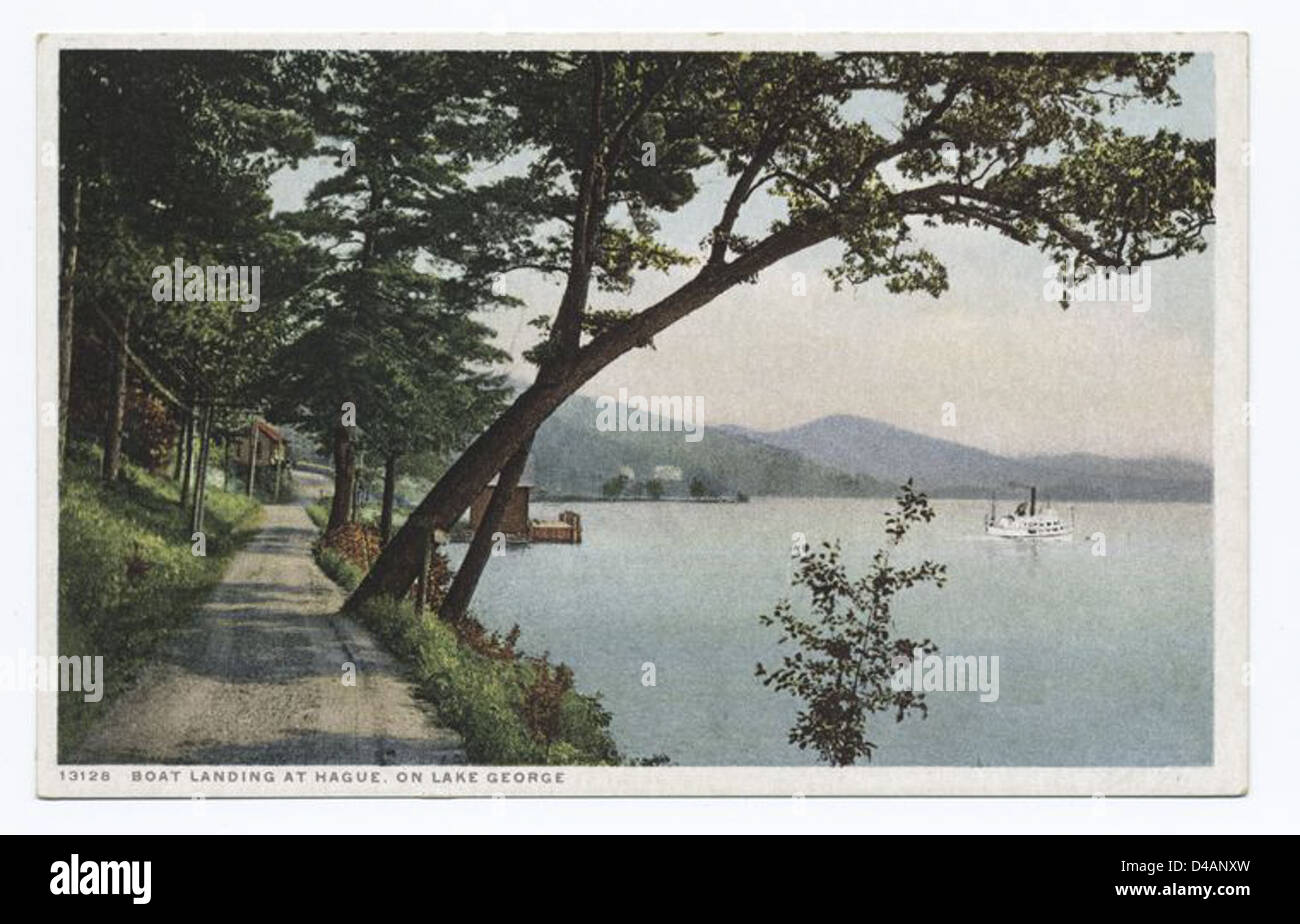 Cette carte postale de 1925 montre le bateau débarquant à Hague sur le lac George, New York. L'image capture la beauté et la popularité de la région comme destination de loisirs dans les Adirondacks. Banque D'Images
